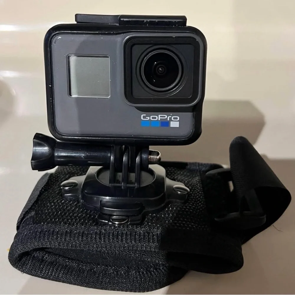 GoPro Gray Action Camera with Mount - Picture 1 of 3